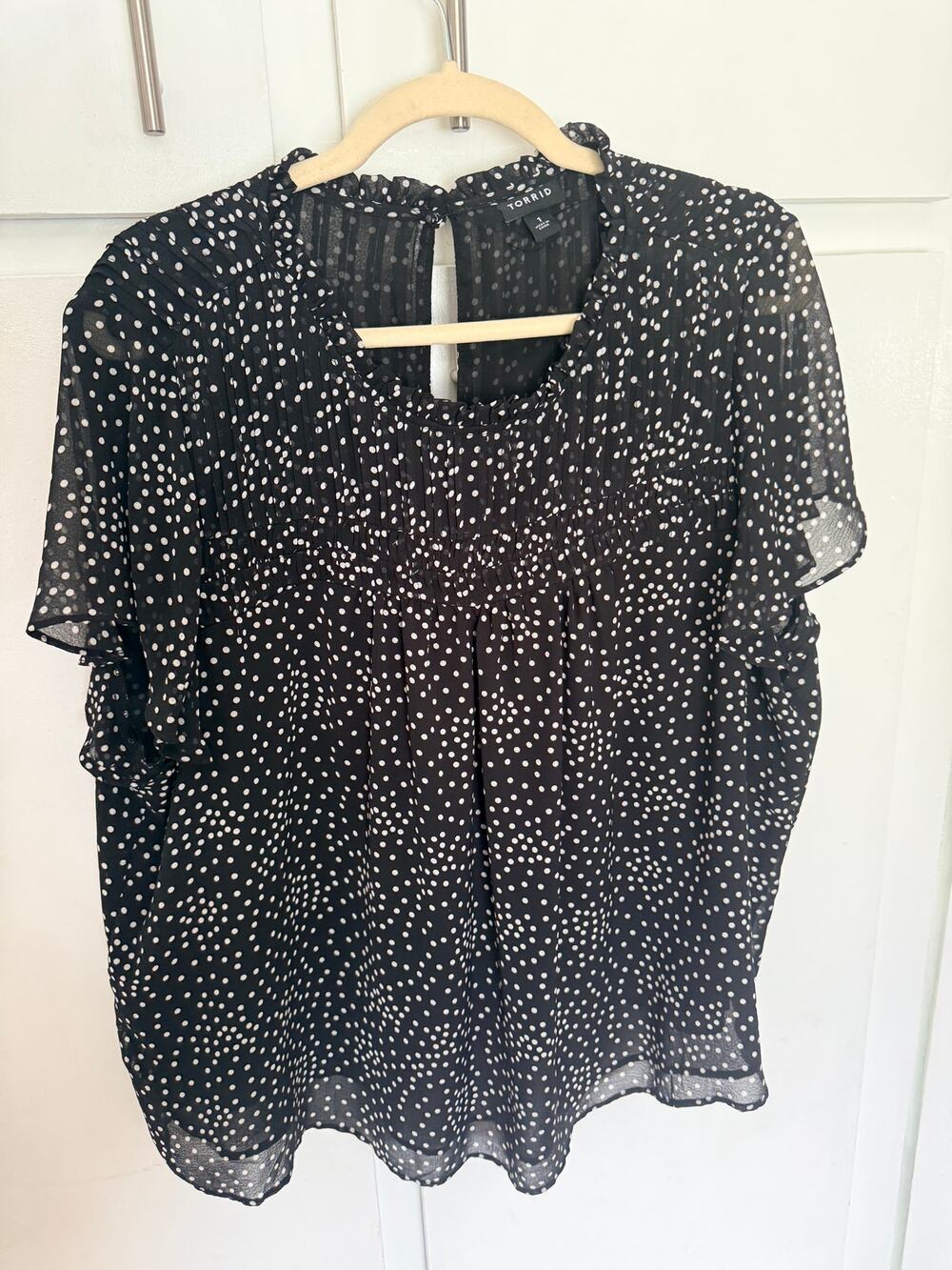 Torrid Polka Dot Flutter Sleeve Blouse Womens Size 1 1X Black White Keyhole Back